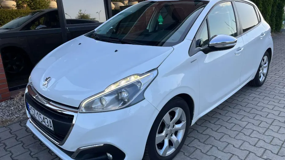 PEUGEOT 208 -