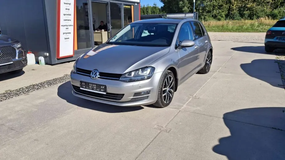 VOLKSWAGEN Golf -