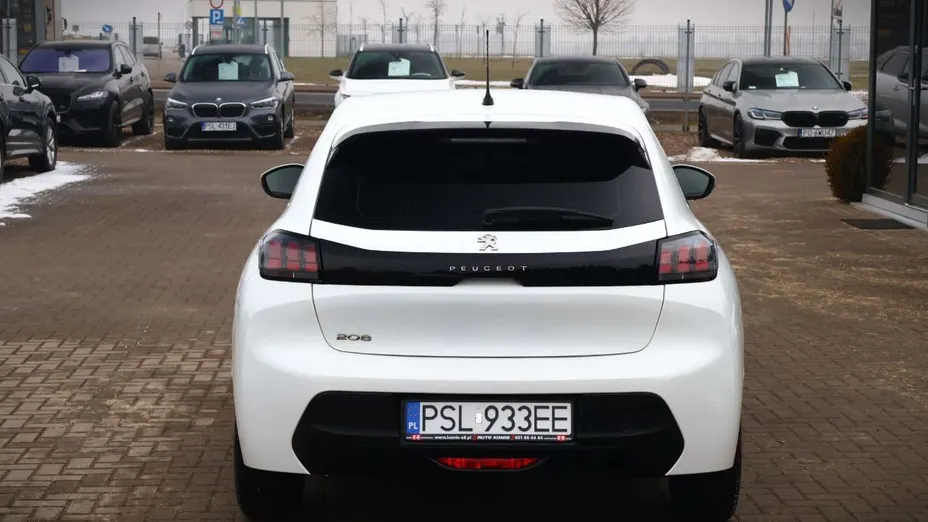 PEUGEOT 208 -