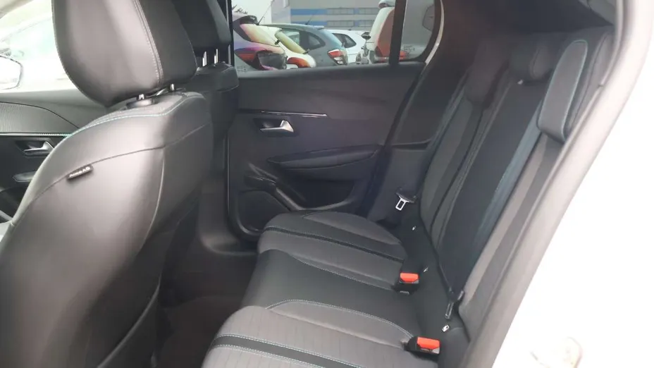 PEUGEOT 208 -