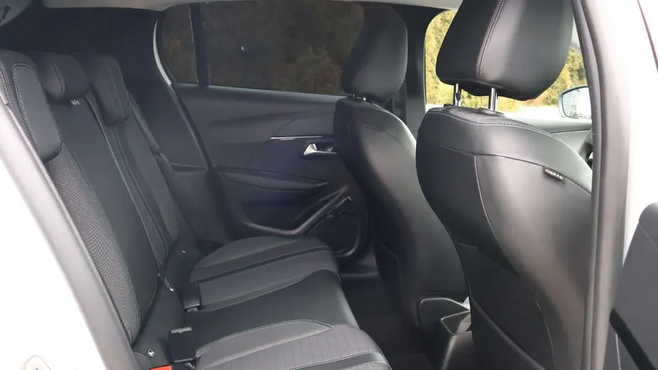 PEUGEOT 208 -