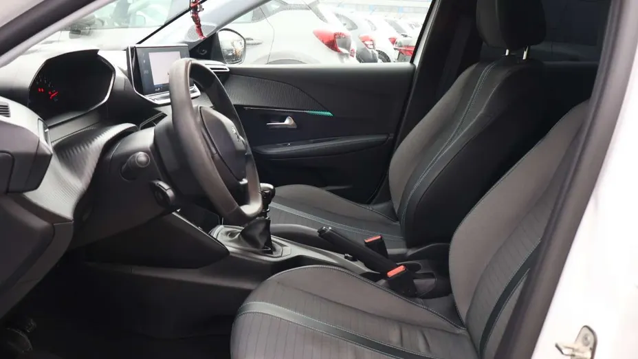 PEUGEOT 208 -