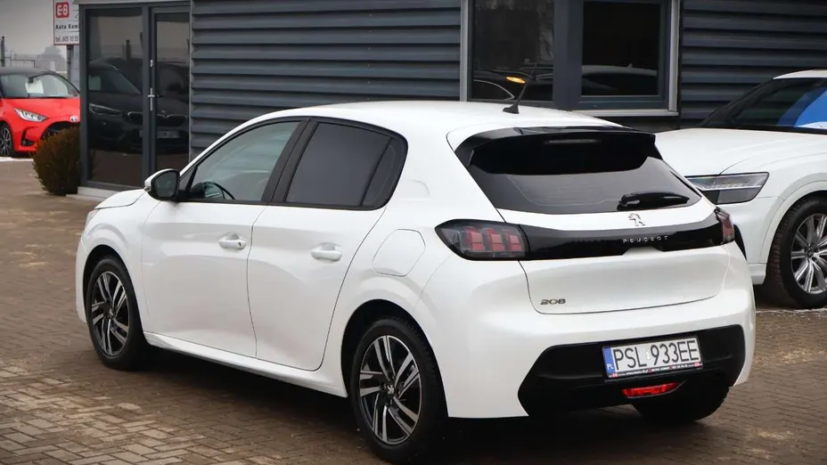 PEUGEOT 208 -