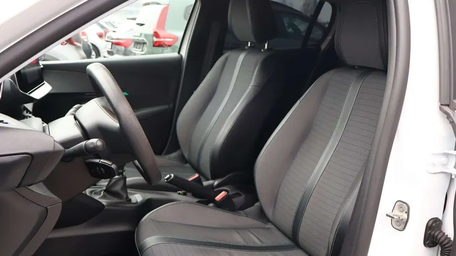 PEUGEOT 208 -