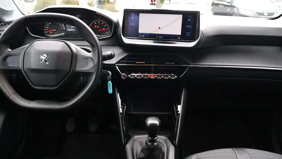 PEUGEOT 208 -