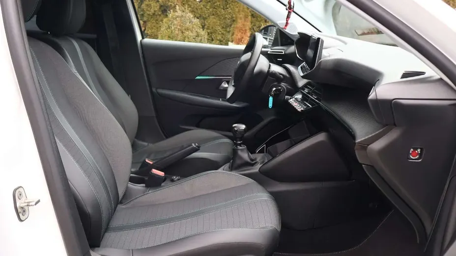 PEUGEOT 208 -