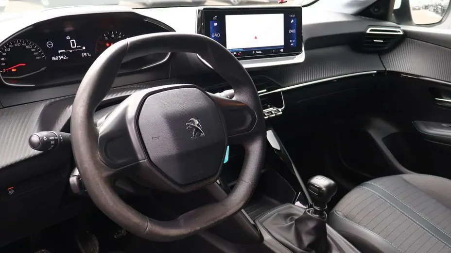 PEUGEOT 208 -