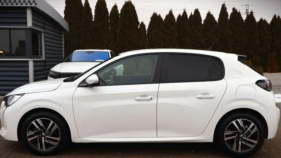 PEUGEOT 208 -