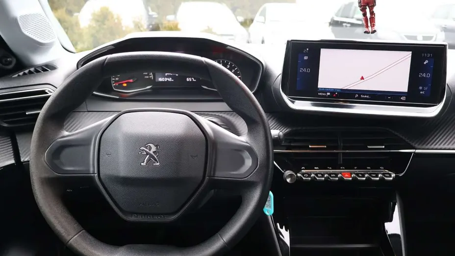PEUGEOT 208 -