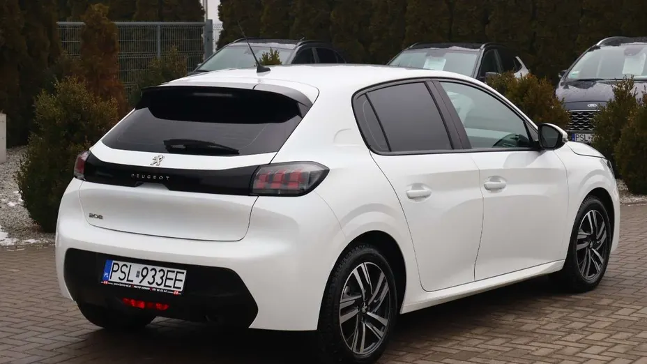 PEUGEOT 208 -