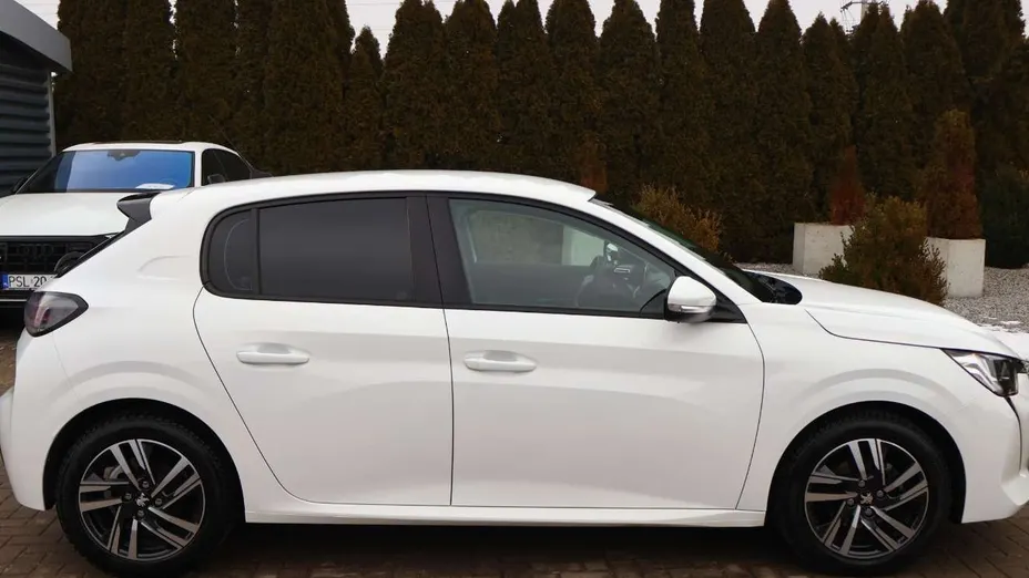 PEUGEOT 208 -