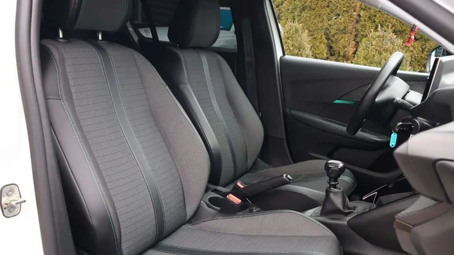 PEUGEOT 208 -
