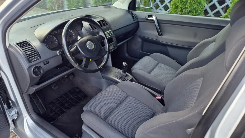 VOLKSWAGEN Polo -