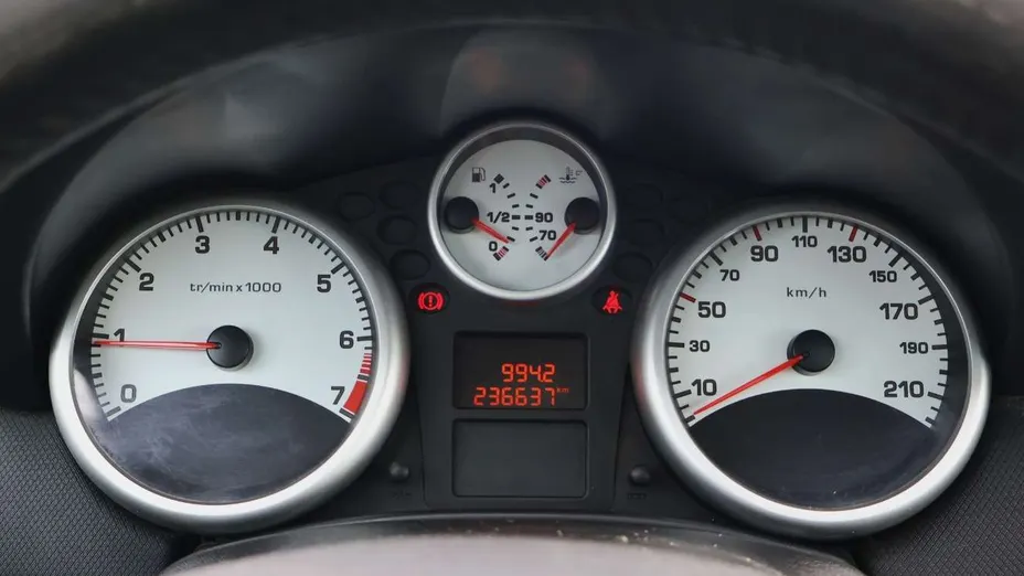 PEUGEOT 207 -