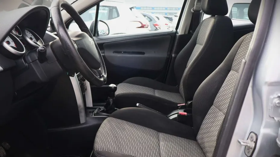 PEUGEOT 207 -