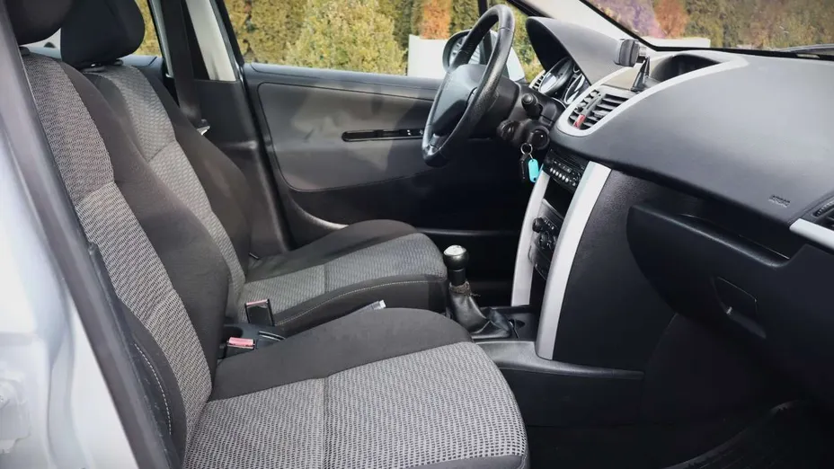 PEUGEOT 207 -