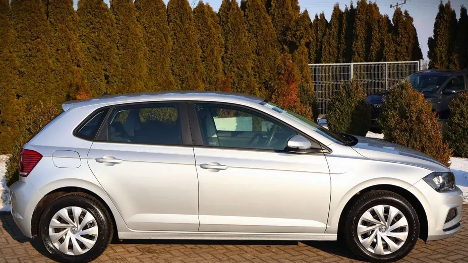 VOLKSWAGEN Polo -