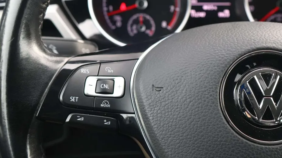 VOLKSWAGEN Touran -