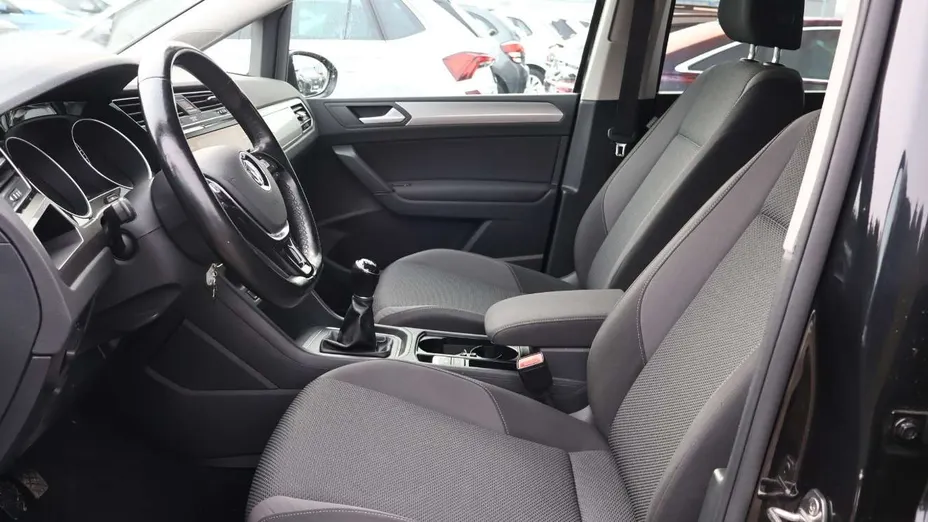 VOLKSWAGEN Touran -