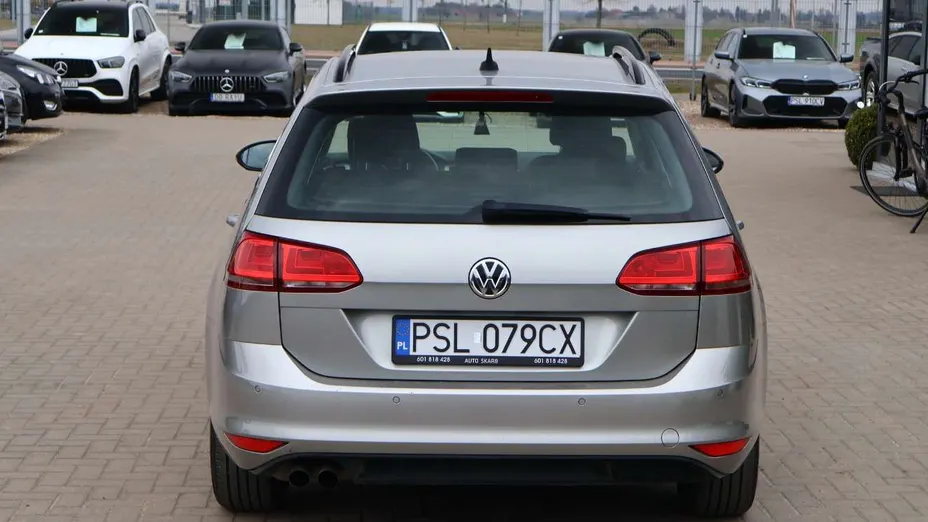 VOLKSWAGEN Golf -