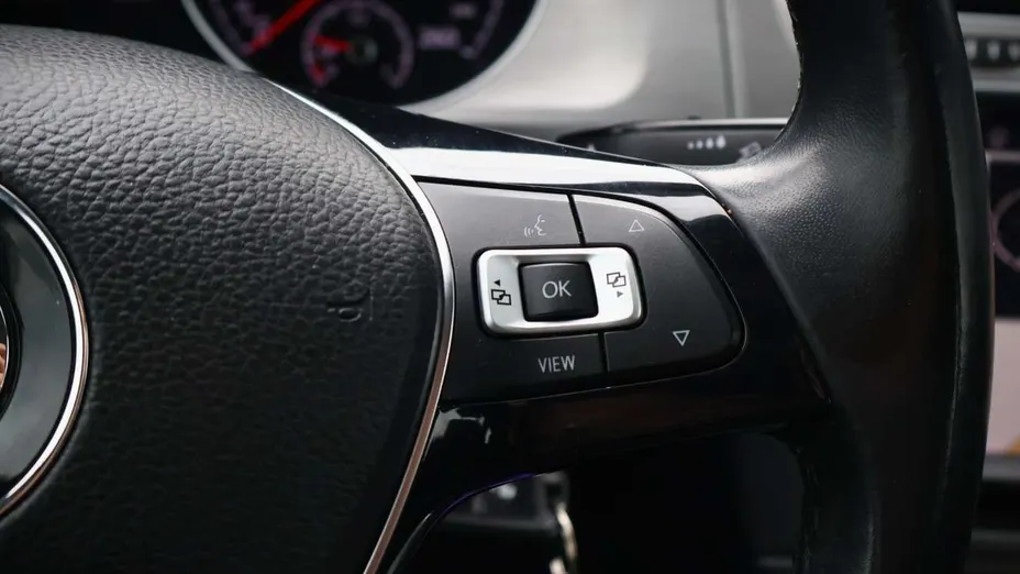 VOLKSWAGEN Golf -