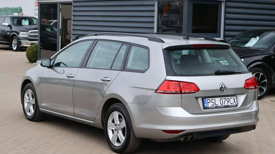 VOLKSWAGEN Golf -
