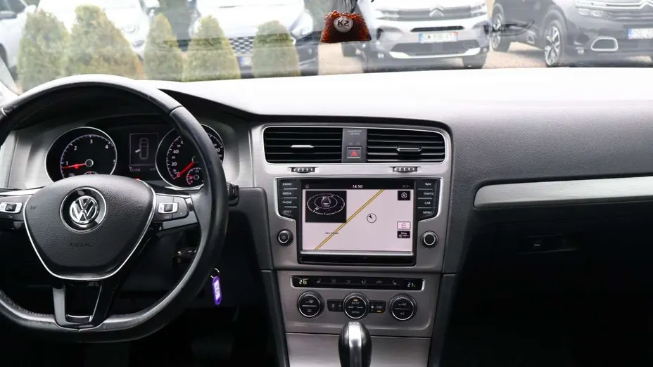 VOLKSWAGEN Golf -