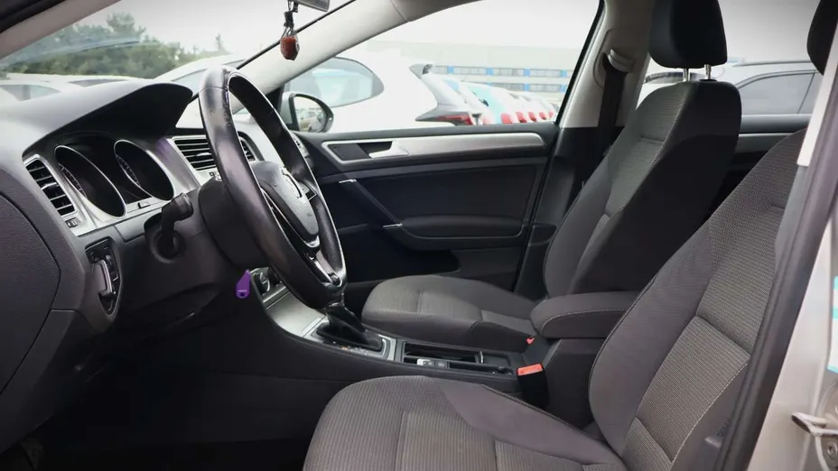 VOLKSWAGEN Golf -