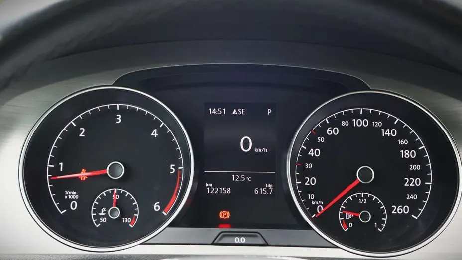 VOLKSWAGEN Golf -