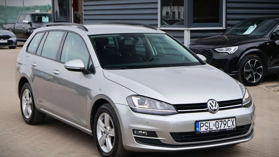 VOLKSWAGEN Golf -