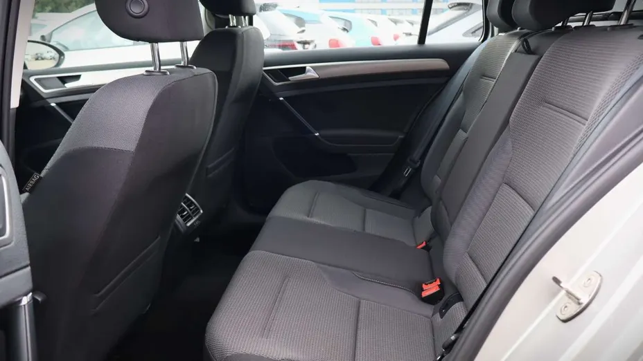 VOLKSWAGEN Golf -