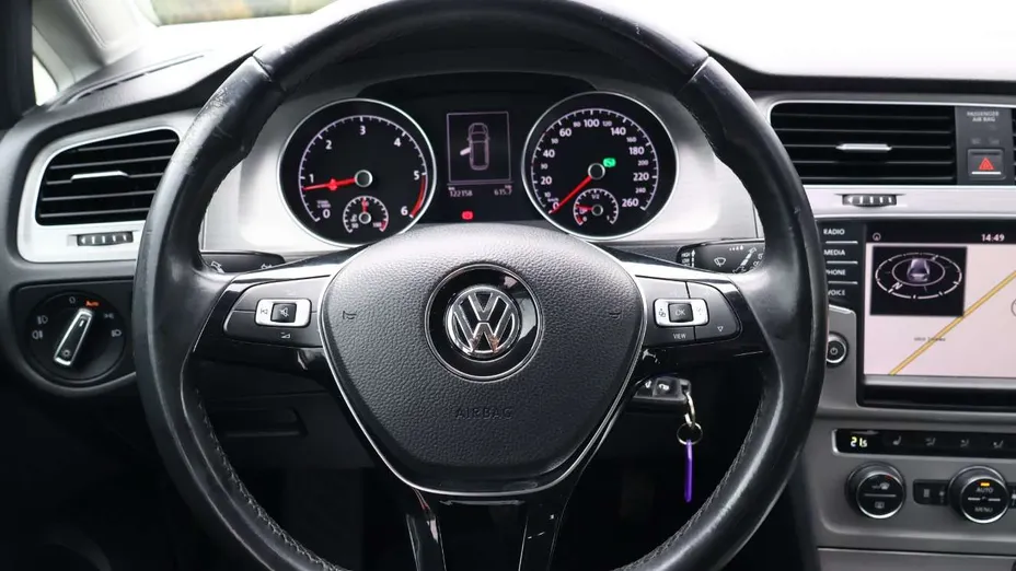 VOLKSWAGEN Golf -