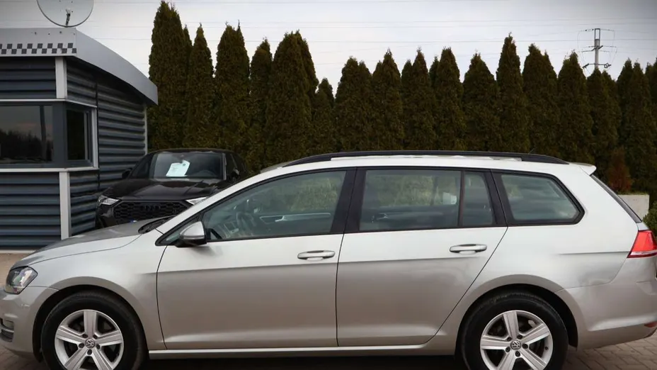 VOLKSWAGEN Golf -