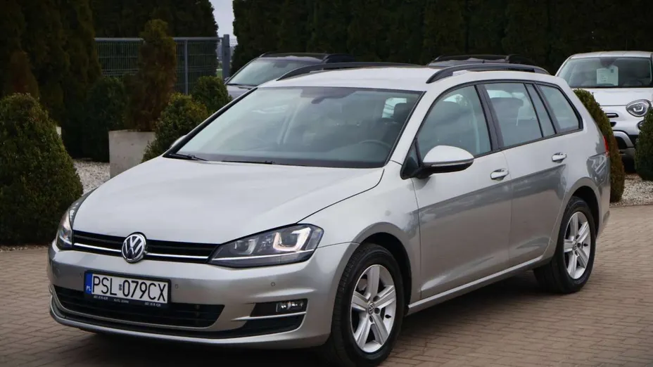 VOLKSWAGEN Golf -