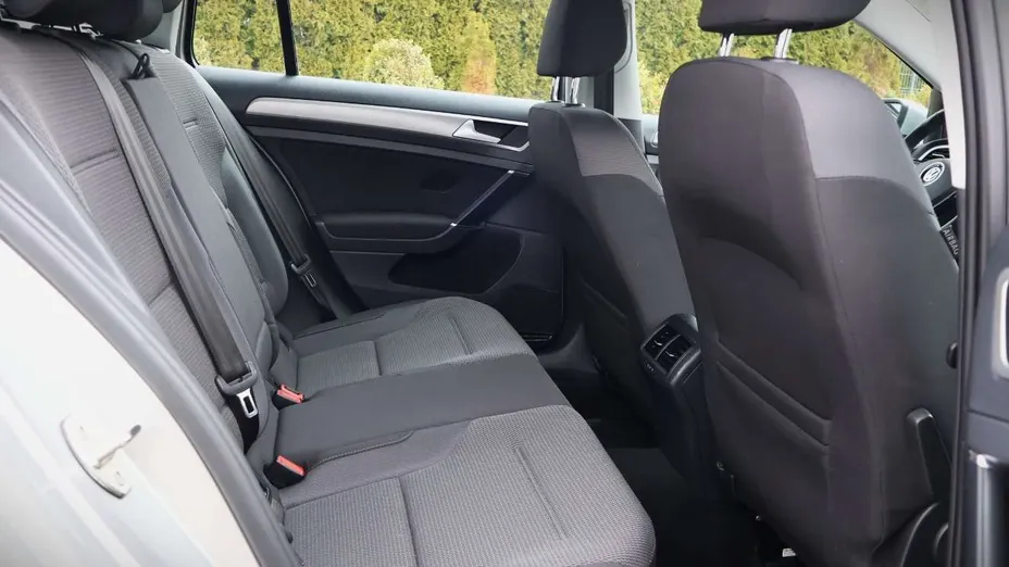 VOLKSWAGEN Golf -