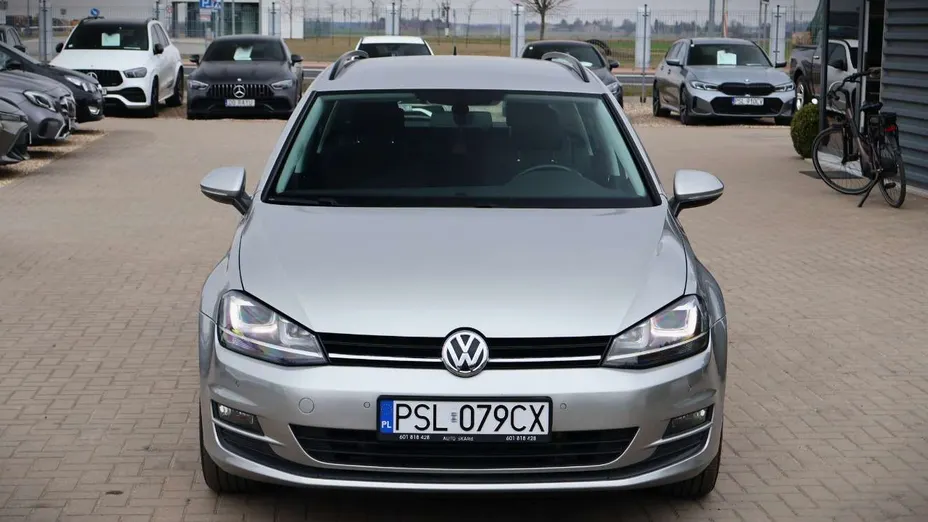 VOLKSWAGEN Golf -