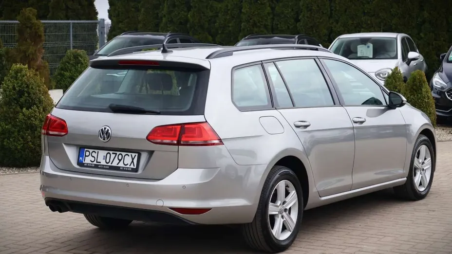 VOLKSWAGEN Golf -