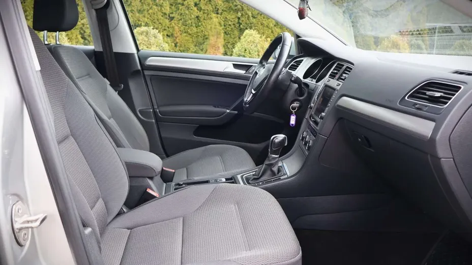 VOLKSWAGEN Golf -