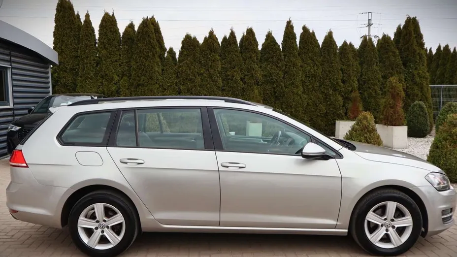 VOLKSWAGEN Golf -