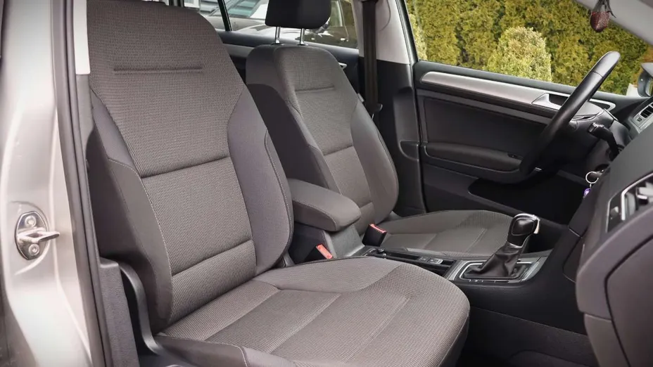 VOLKSWAGEN Golf -