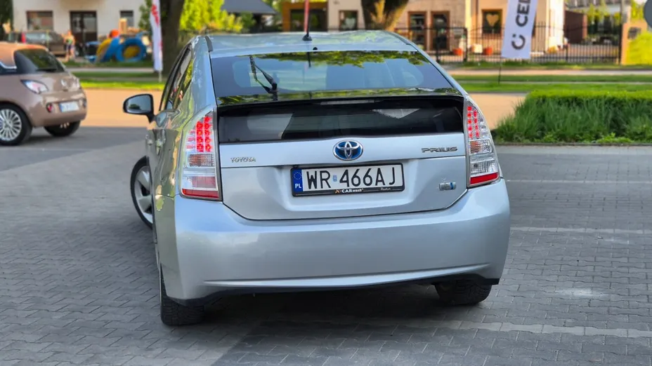 TOYOTA Prius -