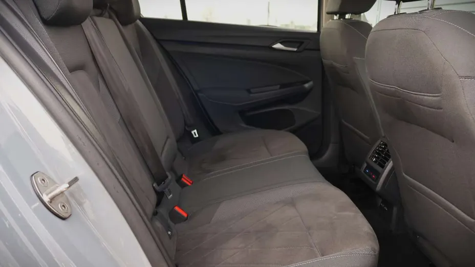 VOLKSWAGEN Golf -