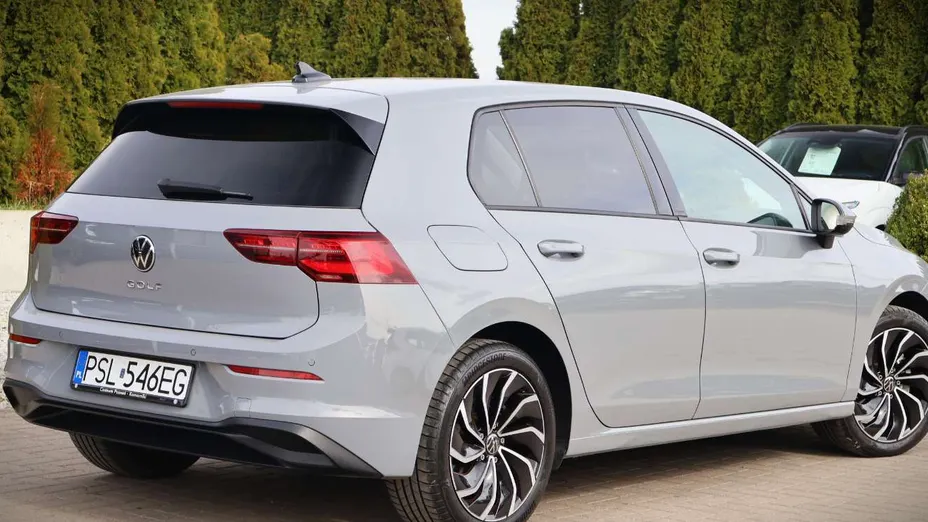 VOLKSWAGEN Golf -
