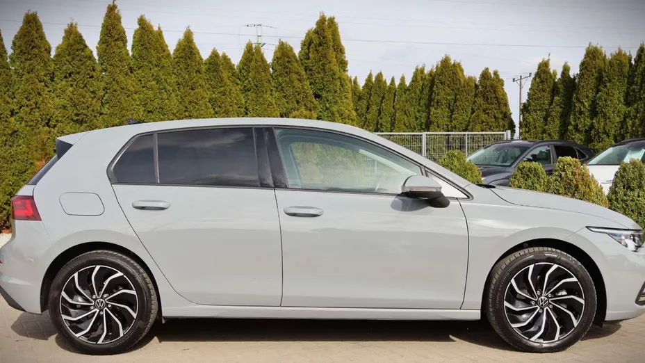 VOLKSWAGEN Golf -