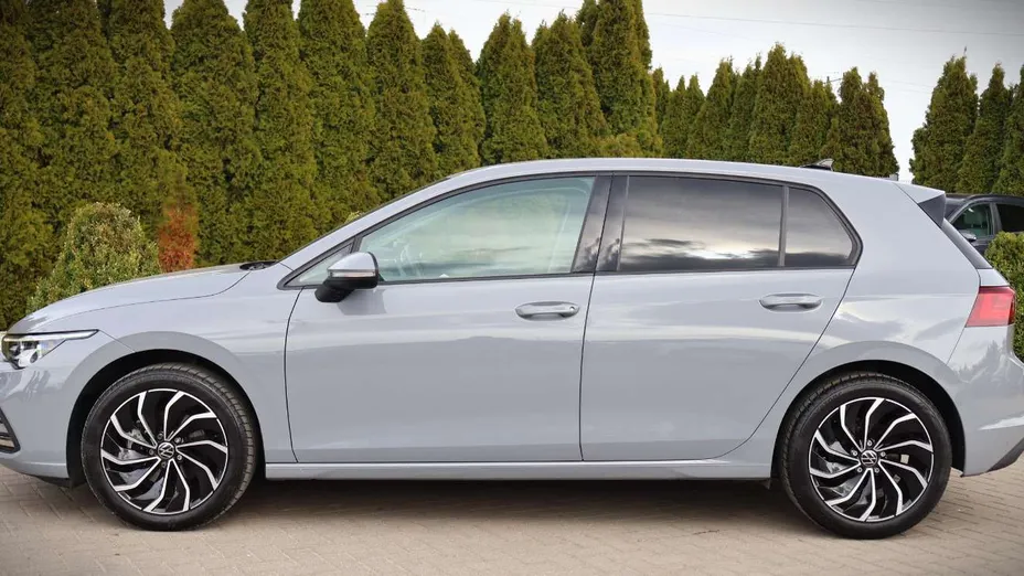 VOLKSWAGEN Golf -