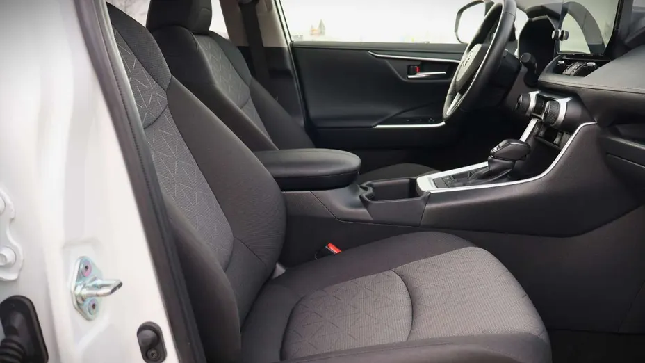 TOYOTA RAV4 -
