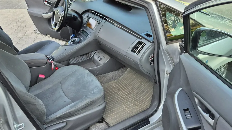 TOYOTA Prius -
