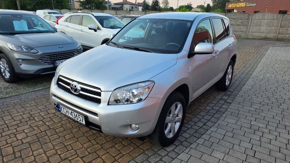 TOYOTA RAV4 -