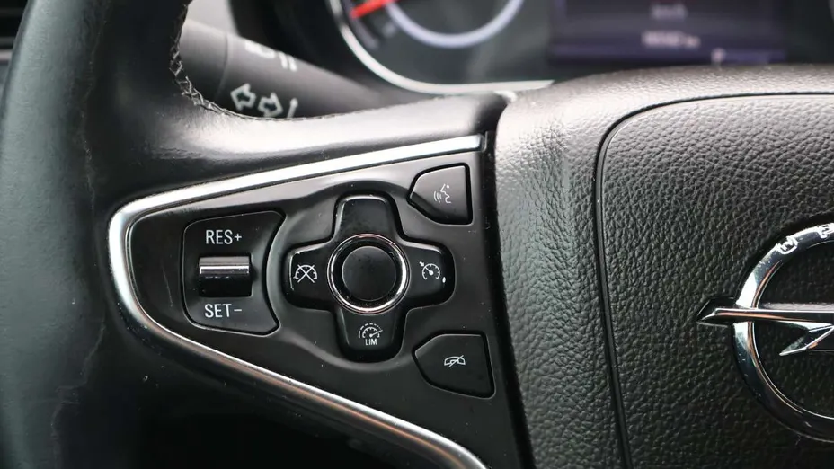 OPEL Insignia -