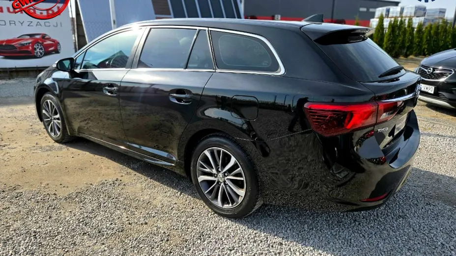 TOYOTA Avensis -